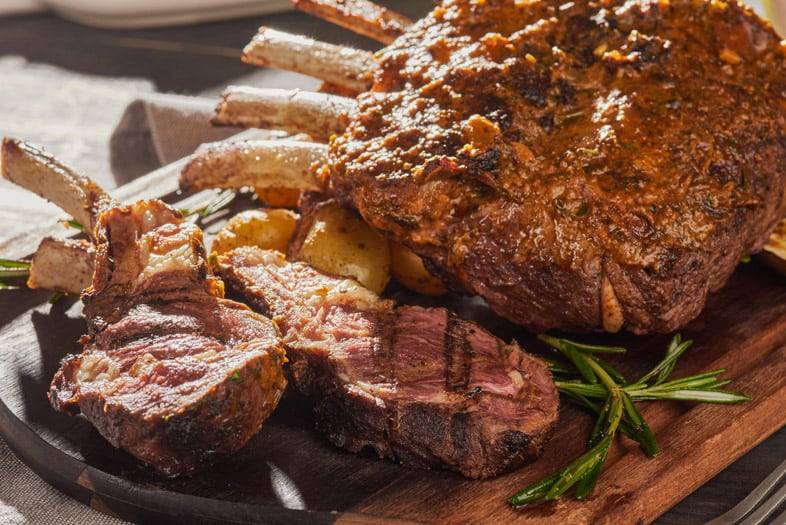 Plato de rack de cordero en chimichurri de pimientos