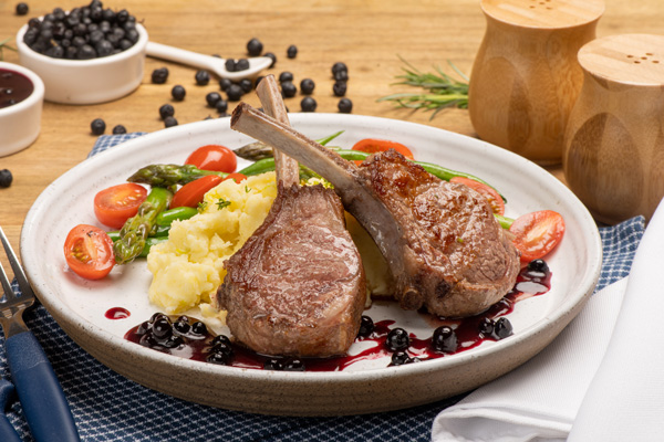 plato de rack de cordero al vino tinto y mortiño