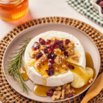 Brie Asado con arándanos y miel