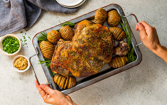 Pierna de cordero asado con papas hasselback